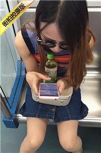 【醉爱作品】地铁戴墨镜的肉丝高跟MM [350M/MOV]