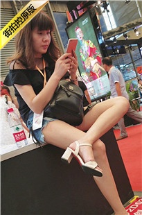 4K-黑衬衫牛仔街拍热裤美眉[590M/MP4]