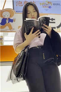 五一献礼身材丰满翘屯黑裤美女和男友买乃茶JS314[2.57G]