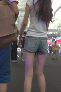 和男友逛车展的高挑牛仔热裤MM [343M/AVI]