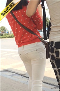 等车的白色紧身裤美眉[402M/MOV]