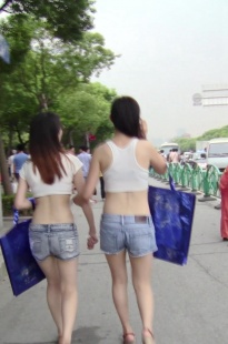 下班的两个showgirl，穿着好清凉[200M/MTS]