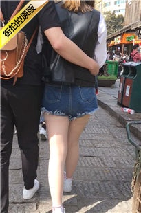 牛仔热裤SW美眉被男友抱在怀里[248M/MOV]