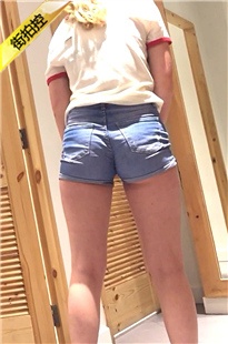 商场买衣服的蓝色牛仔热裤洋妞[334M/MOV]