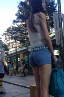 170以上的美女路边打车，夹得好紧啊[291M/MOV]