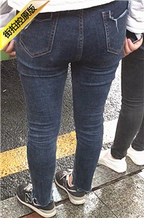 等公交车的蓝色紧身牛仔裤饱满翘臀美眉[230M/MOV]