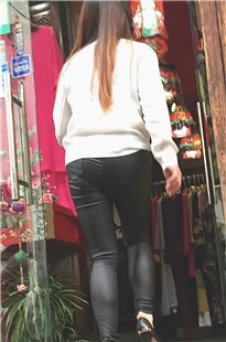 长发皮裤美女，身材不错啊[180M/MOV]