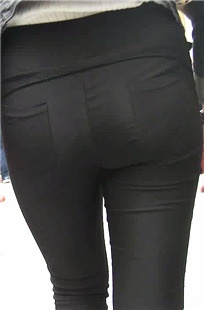 街拍黑色紧身裤饱满圆臂MM[265M/MP4]