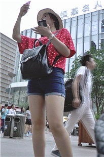 戴草帽的红衣牛仔热裤美眉[898M/M2TS]