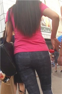 三个美女并排走，回头率高啊[125M/MP4]