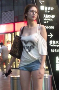 高挑白嫩的胸器美眉[28M/MP4]