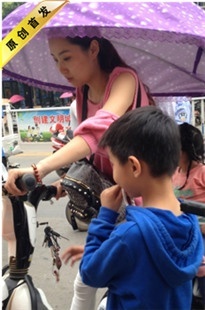 【Phoenix原创作品】接孩子放学的白裤紧臀美妇[MP4/675MB]