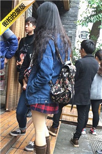 排队买小吃的格子超短裙长发打底裤学生美眉[201M/MOV]