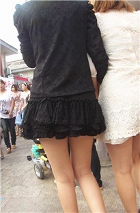 纤细身材少女黑色短裙搭配[95.1M/MP4]