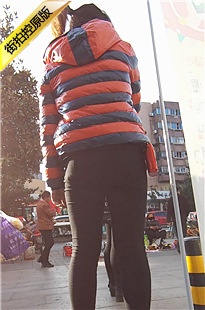 在服装店门口力吆喝的紧身黑裤店员小妹[197M/MP4]