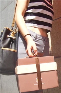 性感长腿紧身破洞牛仔裤路背翘臀美眉[351M/MP4]