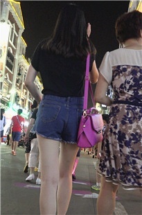 细腰白嫩长腿紧身热裤小妹[203M/MP4]