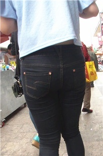 时尚黑色肥臀牛仔裤美眉和男友逛街[338M/MP4]