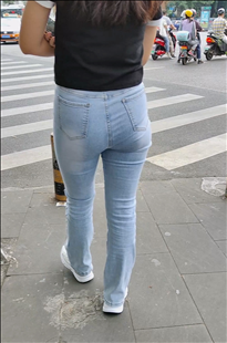 小姐姐的牛仔紧屯很丰满KL182[886M]