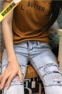 服装店灰牛美眉太紧了[1.3G/AVI]