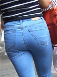 蓝色牛仔裤MMPP好紧[100M/MP4]