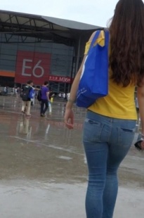 轻盈的细腰翘臀紧牛美女[301M/AVI]