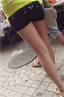 和男友逛街的白富美 ，腿够嫩够长！[57M/MP4]