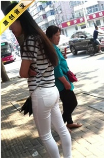 【Phoenix原创作品】等公交的白裤翘臀美女[MP4/711MB]