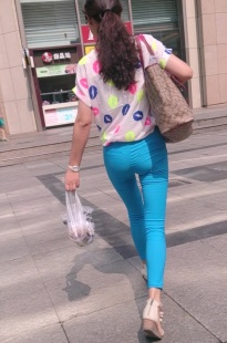 眼镜MM的小屁屁实在太诱人了[224M/MP4]