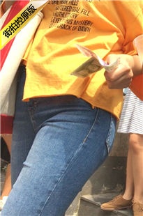 紧身牛仔裤美眉的前三角[337M/MOV]