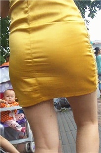 金色包臀裙翘臀MM一扭一扭的性感无比[134M/MP4]