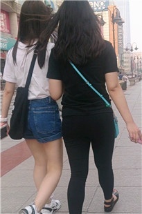 街拍两个青春MM [109M/MP4]