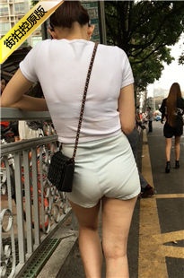 等公车的白色热裤MM，明显内痕[229M/MOV]