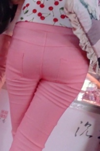 粉色紧身裤美眉[315M/MP4]