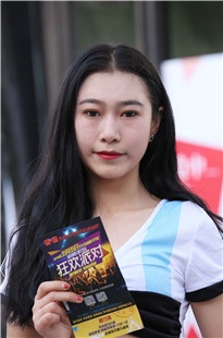 高挑身材长腿足球宝贝美女街头派传单XS019[335M]