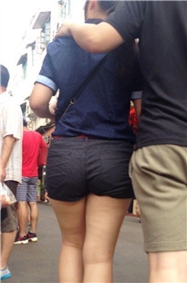 黑色热裤翘臀小妹，肉乎乎的[143M/MOV]