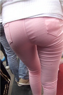 粉色紧身裤小妹，内痕让人遐想[173M/MP4]