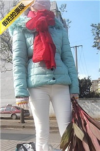 公交站等车的极品白裤MM，白色三角内内清晰可见[338M/MP4]