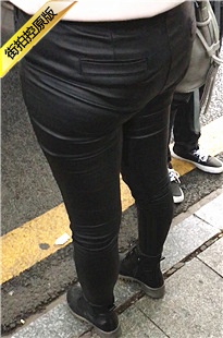 街拍等公交车的黑色皮裤性感饱满翘臀美眉[235M/MOV]