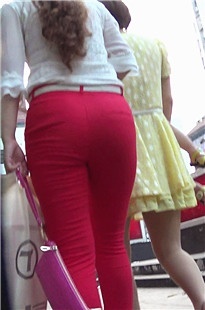 跟拍两个紧身裤丰满圆润翘臀美眉[230M/MTS]