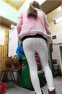 麻辣烫馆忙碌的粉衣紧身白裤老板娘[610M/MP4]