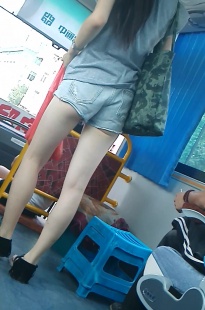 公车偶遇贴身超短小热裤美眉[107M/MP4]