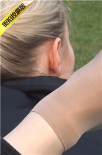 草坪金发美女的短肉丝[565M/MP4]