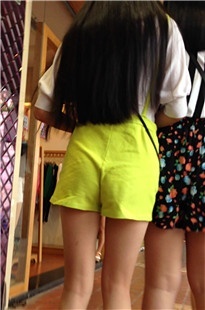 街拍热裤细腿小妹[74M/MOV]