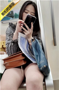 4K-地铁上玩手机的长发美女[1.19G/MP4]