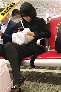 4K-高铁站候车的黑丝短裙短发美眉[575M/MP4]