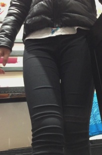 黑色紧身裤店员讲解周到[569M/MP4]