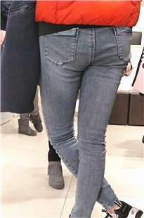 正在挑衣服的牛仔裤妹子[1.55G/MP4]