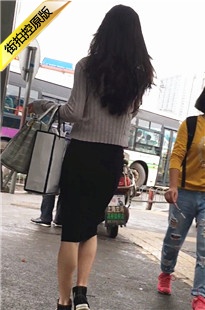 公交站台等车的黑色紧身长裙漂亮美女[397M/MOV]