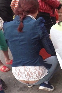 蹲着买水果的MM，勾人的PG小沟[79.5M/MP4]